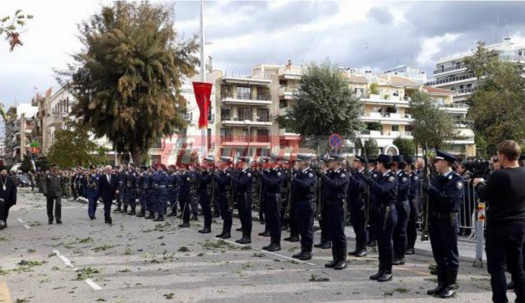 Πάτρα: Συγκλονιστική στιγμή – Οι φαντάροι απαγγέλλουν τον Εθνικό Ύμνο μπροστά από τον Ιερό Ναό του Αγίου Ανδρέα (βίντεο)